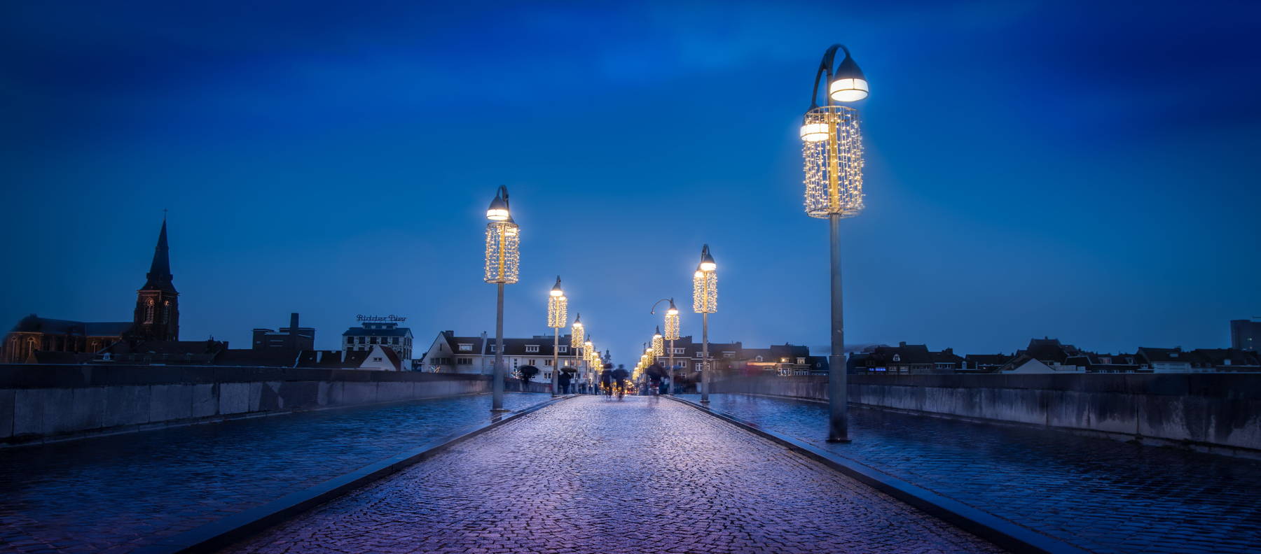 Illustrierte Skyline von Maastricht mit unter anderem dem Helpoort, der Sint-Servaas-Basilika, der Liebfrauenbasilika und dem Rathaus